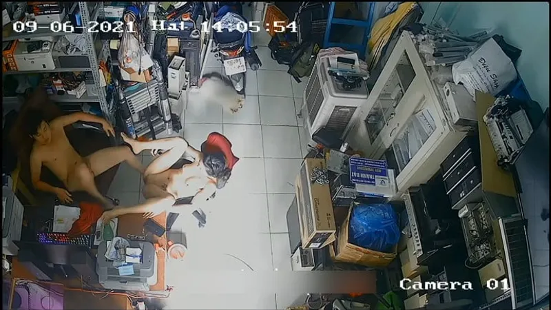 Cô vợ chồng trả bài nhau trong của cu máy tính